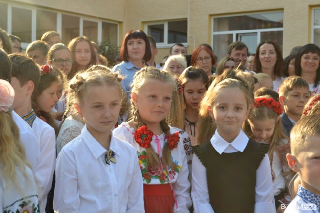 Без концерту, але у вишиванках: яким був «перший дзвінок» у луцькій гімназії №18. ФОТОРЕПОРТАЖ
