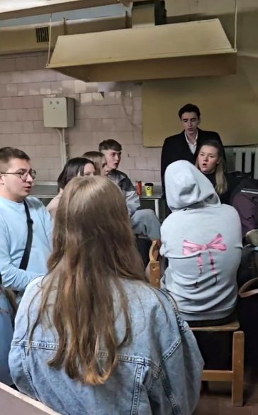 Коли на Луцьк летіли дрони: студенти волинського коледжу зворушили мережу співом в укритті. ВІДЕО