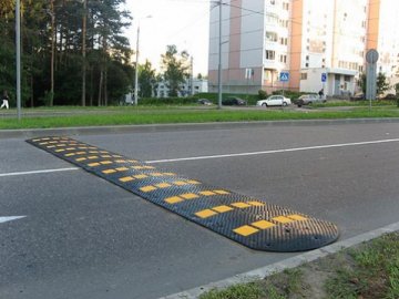 На луцькій вулиці просять встановити «лежачих поліцейських»