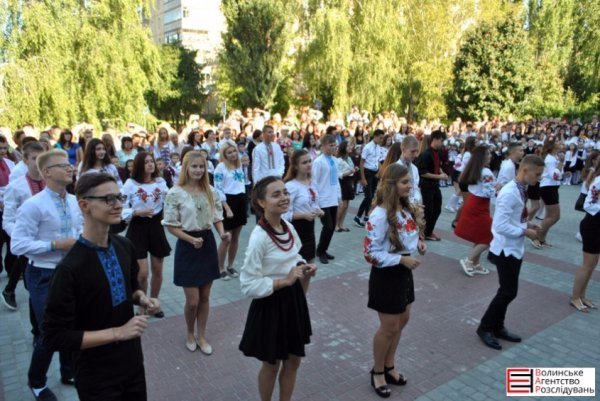 У Луцькій гімназії №21 пролунав перший дзвоник. ФОТО