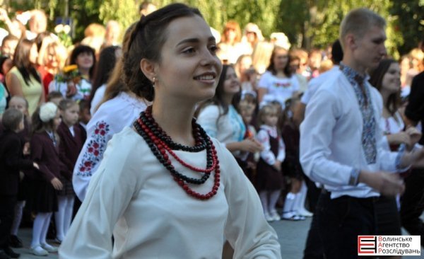 У Луцькій гімназії №21 пролунав перший дзвоник. ФОТО