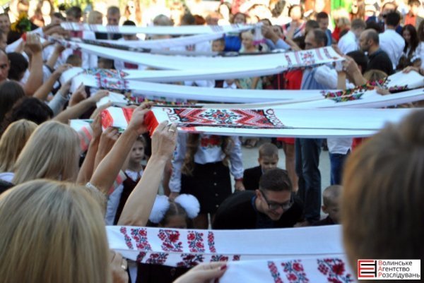 У Луцькій гімназії №21 пролунав перший дзвоник. ФОТО