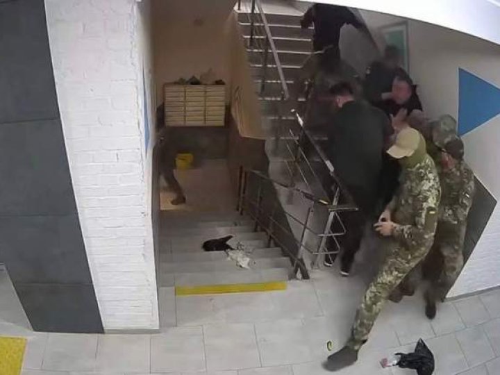 Семеро працівників ТЦК затримували чоловіка в луцькому підʼїзді