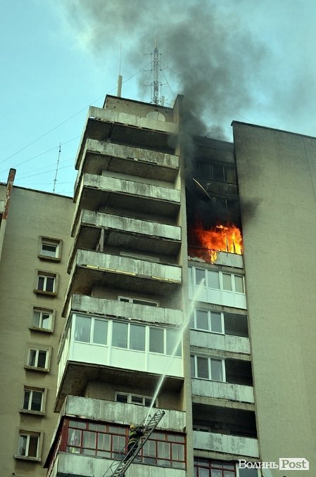 Як горіла 16-поверхівка в центрі Луцька. ФОТО. ВІДЕО