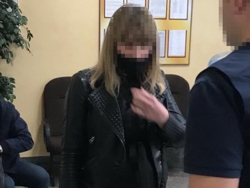Суд виніс вирок експоліцейській, яку у Луцьку зловили на хабарі у 1 500 доларів