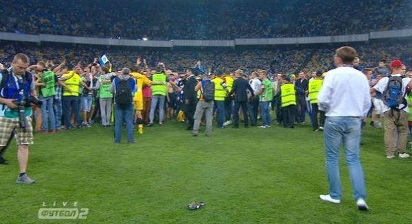 Вболівальники Динамо зламали ворота, святкуючи перемогу команди. ФОТО