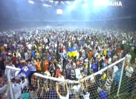 Вболівальники Динамо зламали ворота, святкуючи перемогу команди. ФОТО