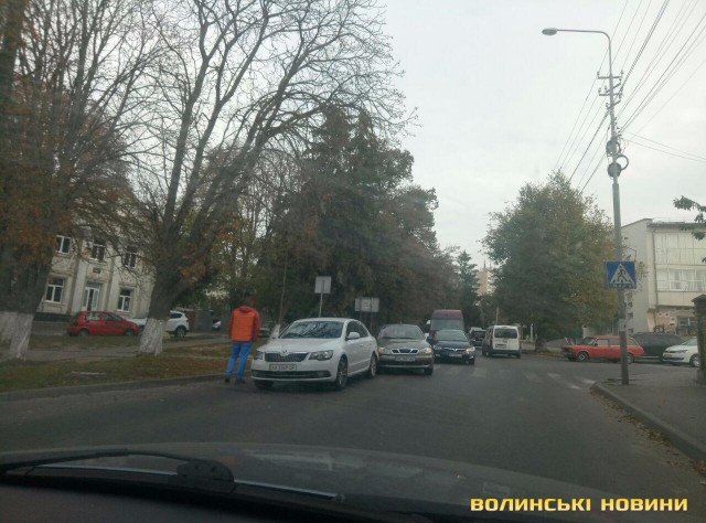 На луцькій вулиці через аварію ускладнений рух транспорту