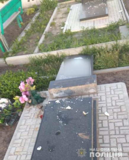 На Харківщині діти заради розваги пошкодили 13 могил. ФОТО