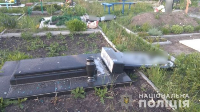 На Харківщині діти заради розваги пошкодили 13 могил. ФОТО