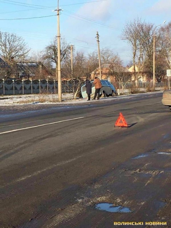 Поблизу Луцька аварія: авто злетіло в кювет