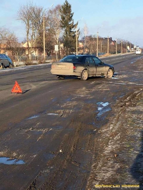 Поблизу Луцька аварія: авто злетіло в кювет