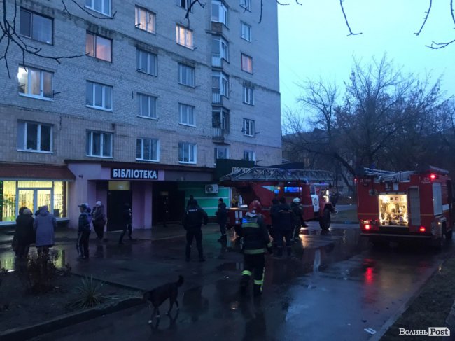 У Луцьку вогнеборці врятували з пожежі матір з немовлям. ФОТО