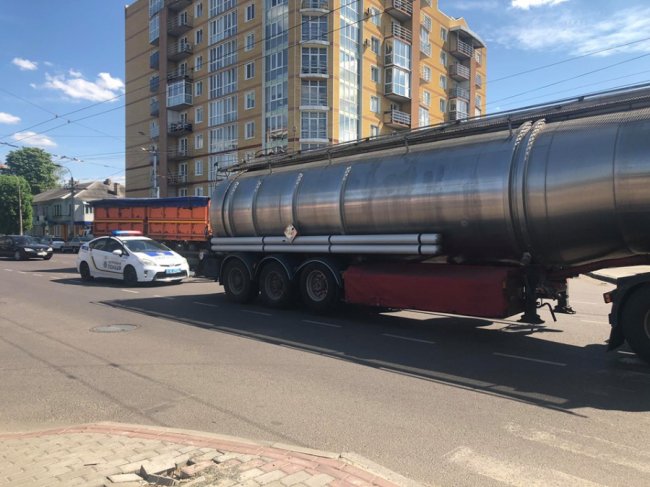 У Луцьку не розминулися дві вантажівки. ФОТО 