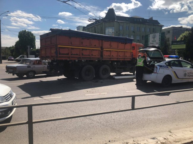 У Луцьку не розминулися дві вантажівки. ФОТО 