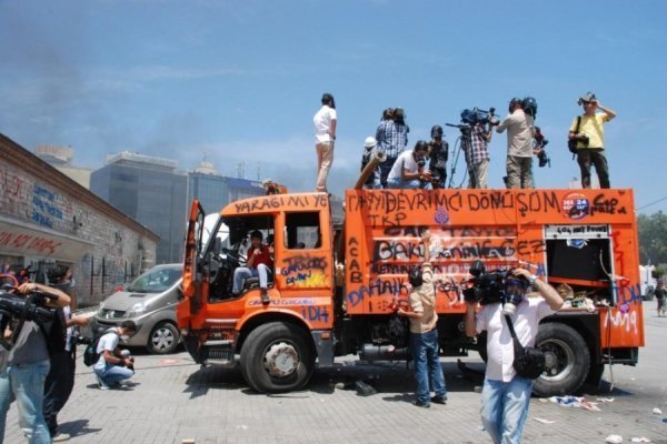 У Туреччині ‒ нові сутички між поліцією та демонстрантами. ФОТО