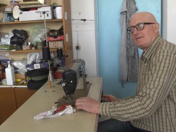 У волонтерському ательє на Волині шиють безкаркасні ноші, тактичні килимки та намети-пончо
