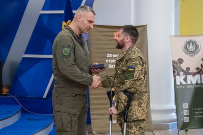 Віталій Кличко нагородив бійців 23 батальйону, які звільняли Київську область