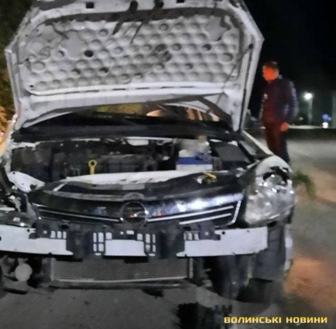 Поблизу Луцька авто «влетіло» на  заправку і перекинулось