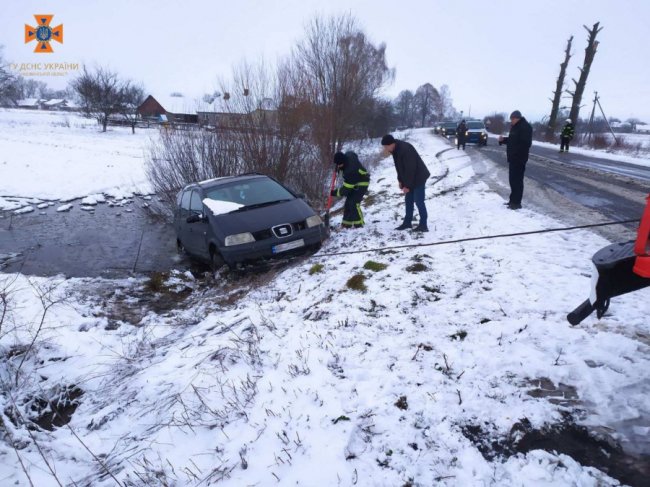 На Волині авто злетіло у кювет: в салоні знаходилися четверо дітей, найменшому –  п'ять місяців