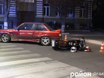 У Луцьку мотоцикліст «влетів» у легковик. ФОТО