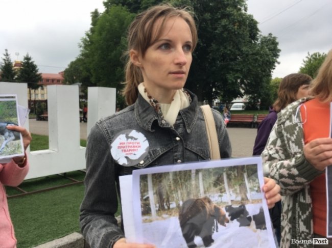 У центрі Луцька влаштували акцію проти «концтаборів для тварин». ФОТО