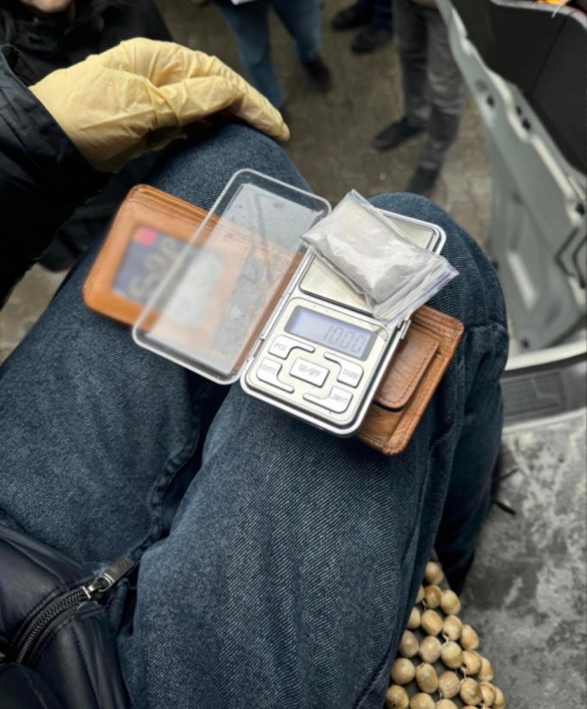 Затримали двох лучан, які постачали психотропи до країн ЄС: один з них погрожував заподіяти собі шкоду на очах у дітей