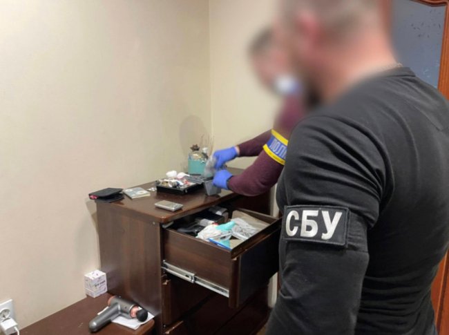 Затримали двох лучан, які постачали психотропи до країн ЄС: один з них погрожував заподіяти собі шкоду на очах у дітей