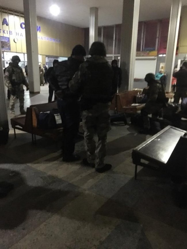 У Луцьку на автостанції автоматники. Затримують злочинців. ФОТО. ОНОВЛЕНО