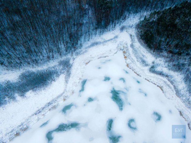 З висоти пташиного польоту показали, як волинське озеро скувала крига. ВІДЕО