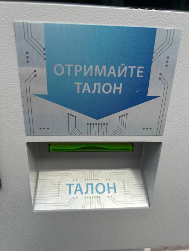 У центрі Луцька запрацювала платна парковка. ФОТО