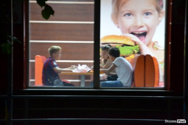 У фастфудах залишаються останні відвідувачі