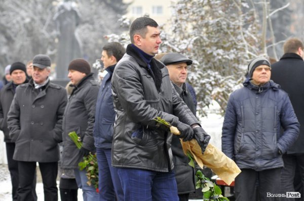 Фото прощання з міським головою Луцька Миколою Романюком