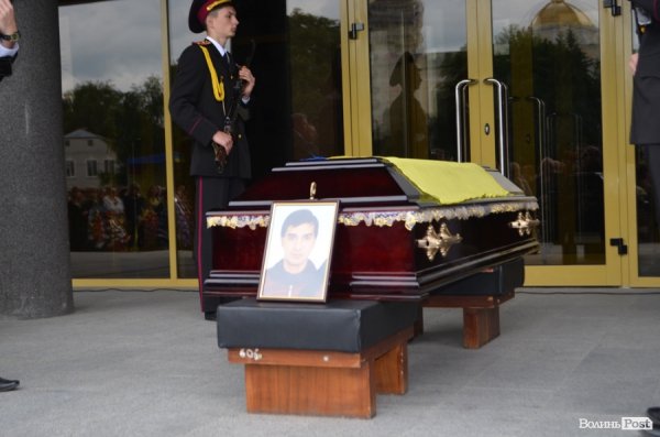 Луцьк попрощався із загиблим вояком «Айдару». ФОТО