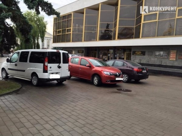 Паркування машин в заборонених місцях у Луцьку - хамство чи безвихідь?