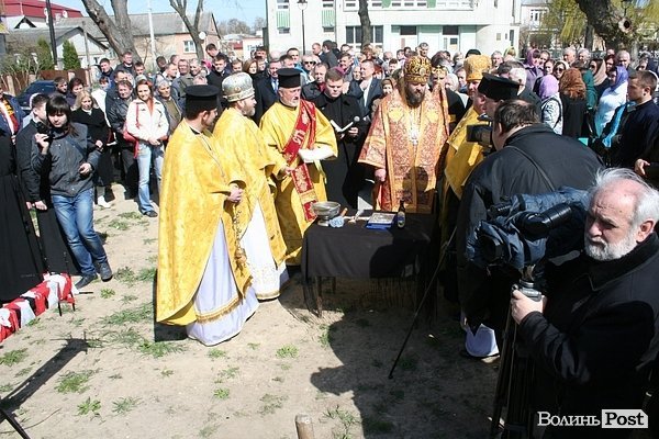 У Луцьку освятили місце під каплицю Небесної сотні. ФОТО