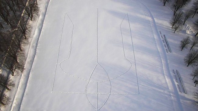 У Луцьку прикордонники намалювали тризуб на снігу, розміром з футбольне поле