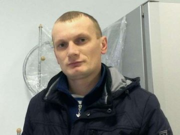 Волинянин збирає консервні банки та виготовляє окопні свічки для військових