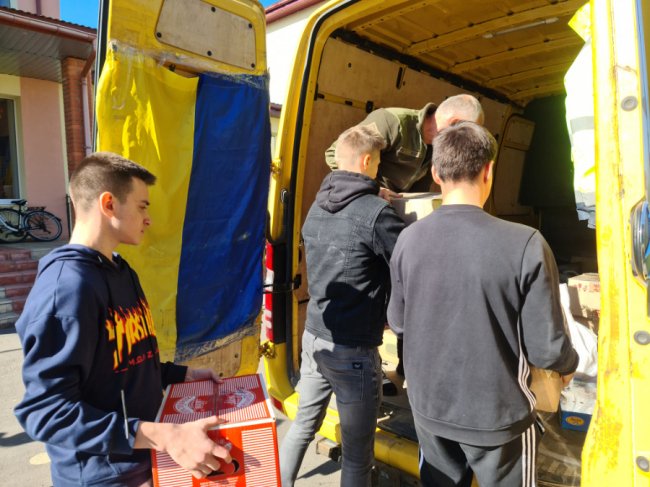 Школярі Лищенського ліцею передали на Схід гостинці для військових