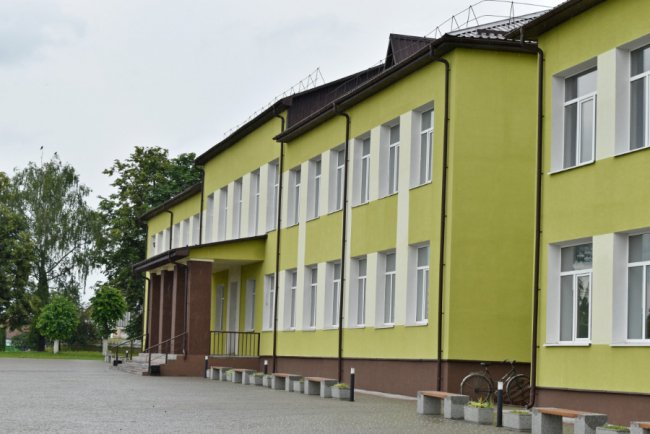 Міністр розвитку громад «зацінив» сучасний спортмайданчик у школі на Волині. ФОТО