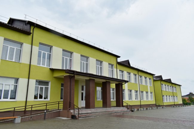 Міністр розвитку громад «зацінив» сучасний спортмайданчик у школі на Волині. ФОТО