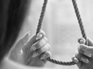 У Рівному у квартирі знайшли повішеною матір двох дітей