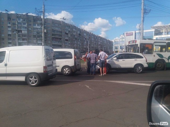 У Луцьку через аварію - затор з тролейбусів