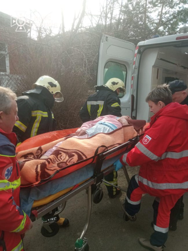 Була у зачиненій квартирі та не виходила на зв’язок: на Волині рятувальники допомогли бабусі