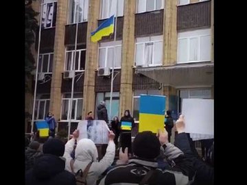 Куп'янськ не здається: жителі підняли український прапор біля мерії. ВІДЕО