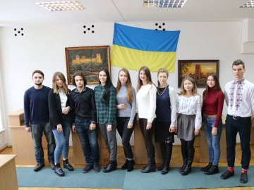 Десятеро найкращих студентів факультету філології та журналістики отримуватимуть стипендію з Австралії