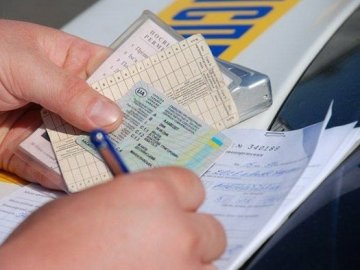 На Волині судили чоловіка, який підробляв документи на авто 