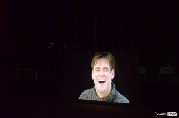 Луцькі кіномани дивилися фільм під зорями. ФОТО 