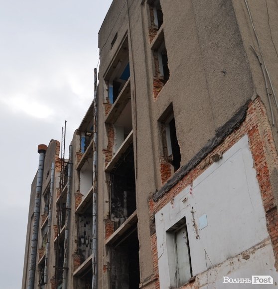 У Луцьку завершують демонтажні роботи у ЦУМі. ФОТО