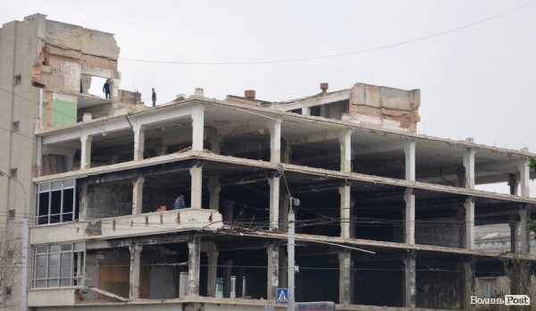 У Луцьку завершують демонтажні роботи у ЦУМі. ФОТО